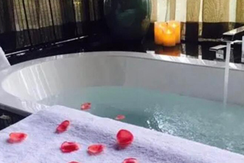 广州番禺区水疗池中的失重冥想:当身体学会漂浮